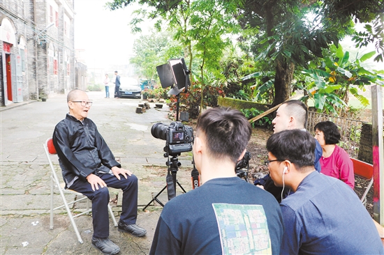 昨日，央視中文國際頻道《國家記憶》欄目攝制組到我市開啟《美國筑路華工》專題片的拍攝，以紀(jì)念華工在美國太平洋鐵路修建過程中作出的巨大貢獻(xiàn)。圖為攝制組采訪陳宜禧的孫子陳永常。諶磊