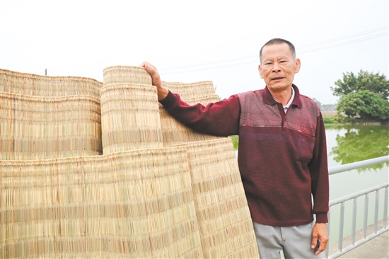 馬銳源與他編織的草席。