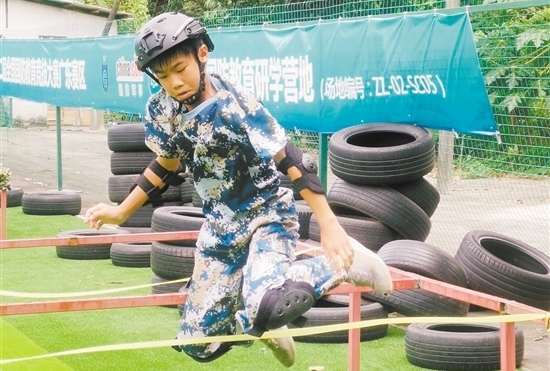 選手在進(jìn)行越障訓(xùn)練。