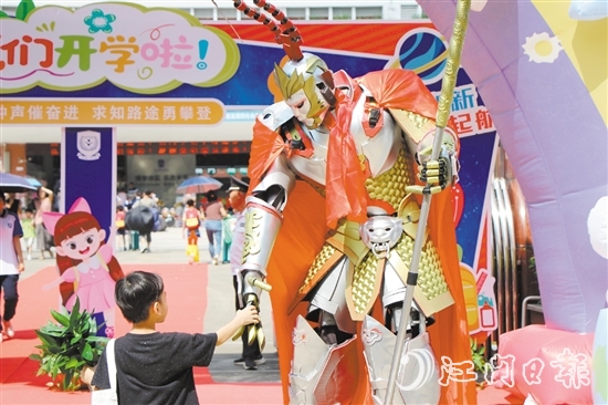 鶴山碧桂園學校老師扮演孫悟空迎接學生到校。