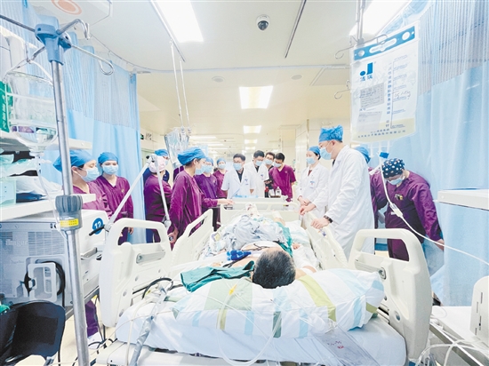 專家教授查房。