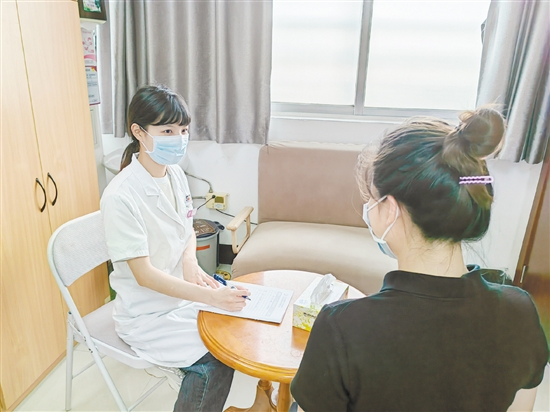 心理治療師為青少年進(jìn)行心理治療。