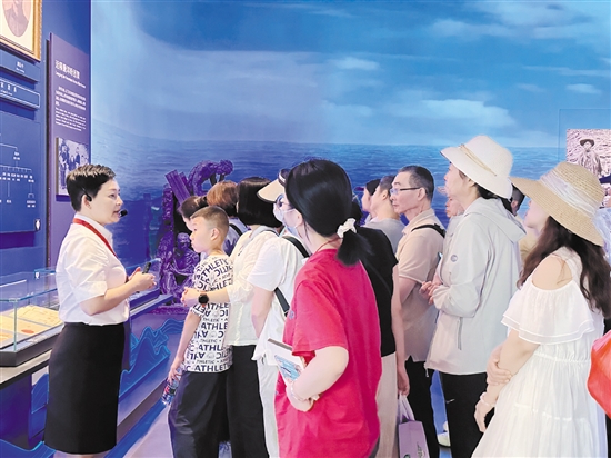 暑假期間，中國(guó)僑都華僑華人博物館吸引眾多游客游覽。