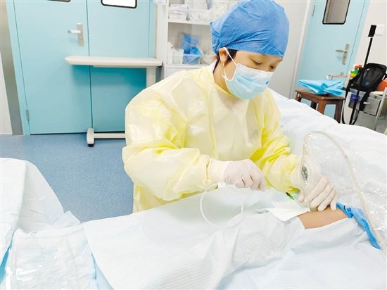 為患者進行超聲引導下PICC置管術。