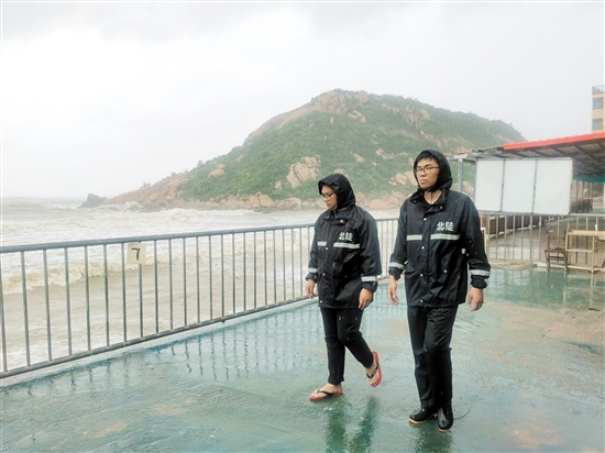 風(fēng)急浪高，北陡鎮(zhèn)工作人員加強(qiáng)對(duì)野灘的巡查力度。趙可義