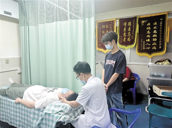 越來越多年輕人青睞中醫(yī)推拿。