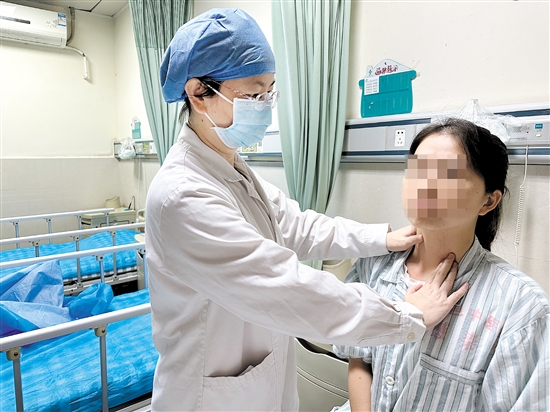 醫(yī)生幫患者檢查甲狀腺。