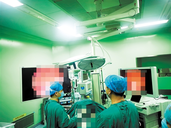 醫(yī)生為患者進(jìn)行手術(shù)治療。