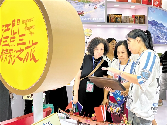 工作人員向觀眾介紹文創(chuàng)產(chǎn)品。