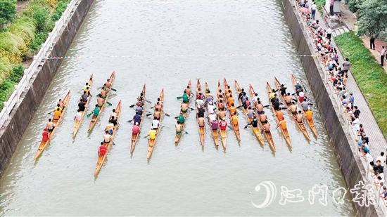 中秋假期，外海街道開(kāi)展五人艇爭(zhēng)霸賽訓(xùn)練賽，吸引群眾駐足觀賽。劉瓊