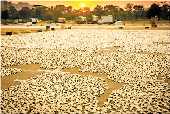 圍繞打造“中國陳皮之都”的目標(biāo)，新會區(qū)推動陳皮產(chǎn)業(yè)一二三產(chǎn)融合發(fā)展，2023年全區(qū)陳皮全產(chǎn)業(yè)鏈總產(chǎn)值達230億元，帶動超7萬人就業(yè)創(chuàng)業(yè)，人均增收超2.2萬元。