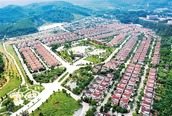 2023年，會城街道奇榜村集體收入突破6000萬元。圖為奇榜新村按園林小區(qū)模式整體規(guī)劃、統(tǒng)一標(biāo)準(zhǔn)建設(shè)的401幢農(nóng)民別墅。