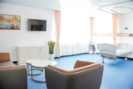 新建的外科樓病房環(huán)境十分溫馨。