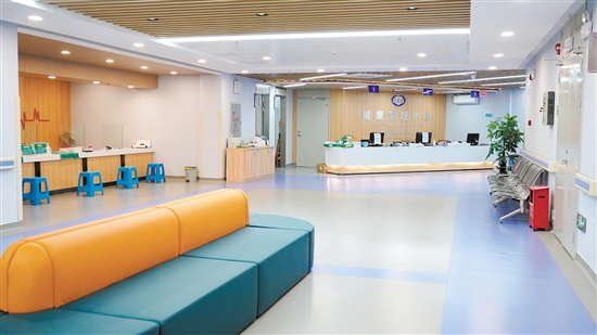 江門市第二人民醫(yī)院寬敞明亮、布局清晰的健康管理中心。