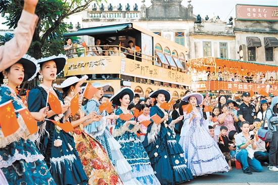 “萬千赤子歌祖國”等活動吸引了大家熱情參與，現(xiàn)場氛圍感拉滿。