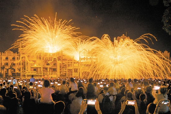 精彩的“火秀”表演讓人嘆為觀止。