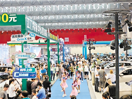 在2024江門“十一”國際車展現(xiàn)場，人們忙著挑選心儀的靚車。