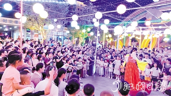 白水帶繽紛樂(lè)園內(nèi)，精彩節(jié)目層出不窮，吸引游客觀看。受訪者供圖