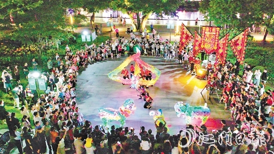 夜光龍?jiān)谝箍罩蟹v，金光閃閃，威武霸氣。付師華