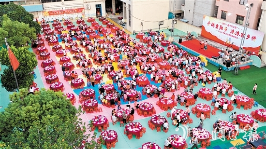 外海街道麻三村開展慈善敬老宴，現(xiàn)場十分熱鬧。