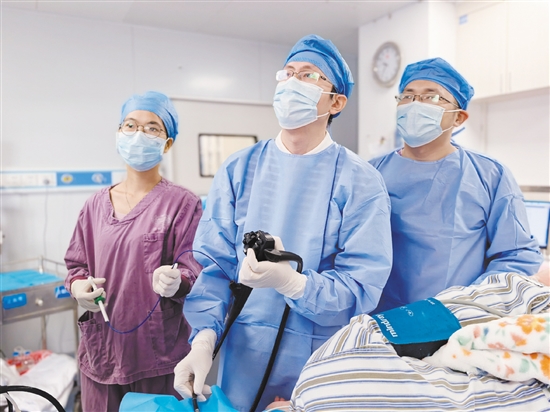 消化內(nèi)科團(tuán)隊(duì)成功為患者微創(chuàng)切除胃底腫瘤。