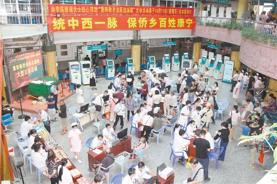 義診活動(dòng)現(xiàn)場(chǎng)人頭攢動(dòng)。