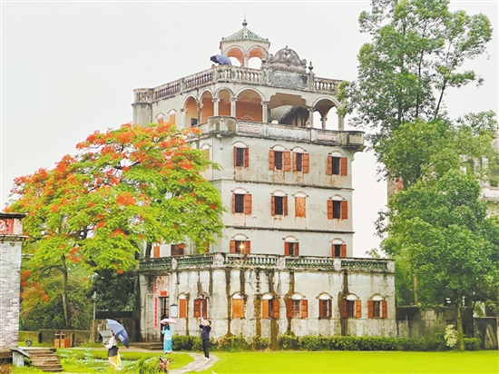 開平獨特的風(fēng)光和華僑文化深受游客青睞。