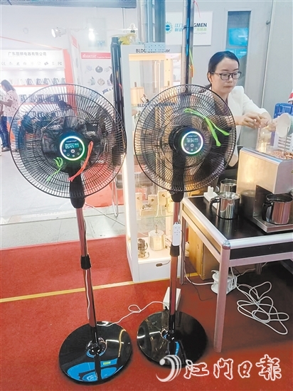 路思拓的“七彩LED燈光+香薰盒+自帶電池”16寸無軸電機風扇。