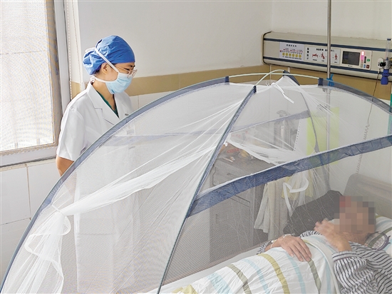 醫(yī)生在詢(xún)問(wèn)登革熱患者情況。