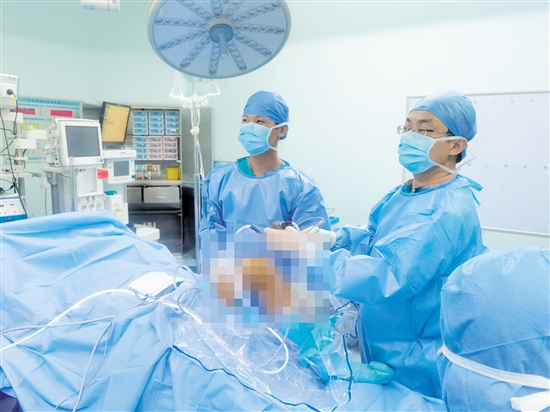 ?江門市五邑中醫(yī)院運動醫(yī)學(xué)科以“中醫(yī)+微創(chuàng)”為治療特色，應(yīng)用關(guān)節(jié)鏡微創(chuàng)治療運動損傷。