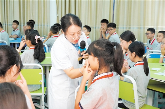 馬玉瑩教學(xué)生找穴位。