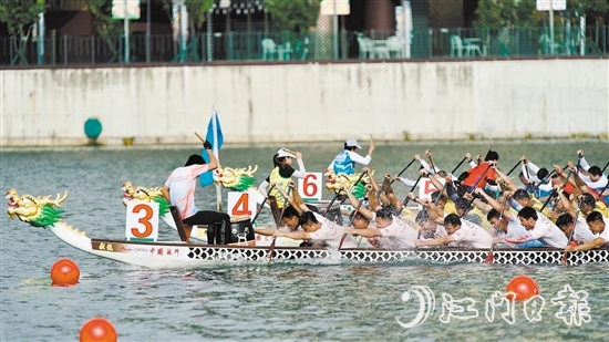 比賽中，禮樂禮聯(lián)龍舟隊(duì)劈波斬浪，勇往直前，展現(xiàn)出了團(tuán)結(jié)拼搏、和諧進(jìn)取的龍舟精神。受訪者供圖