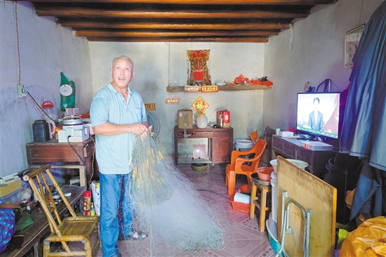 茫洲村實現(xiàn)24小時穩(wěn)定供電后，村民白天在家也能看電視了。