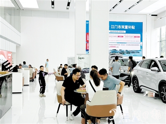 在汽車銷售門店，前來看車購車的市民絡(luò)繹不絕。
