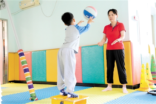 患兒在專業(yè)人士指導(dǎo)下進(jìn)行感統(tǒng)訓(xùn)練。