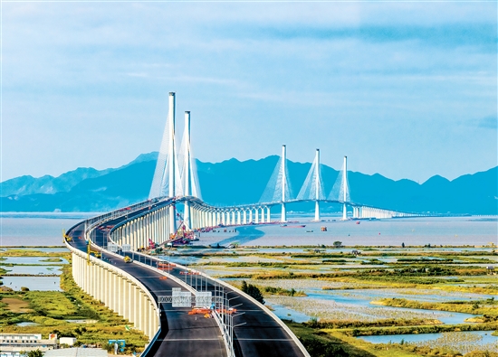 全線完成瀝青鋪裝的黃茅?？绾Ｍǖ缆访鎸?shí)現(xiàn)“白轉(zhuǎn)黑”。