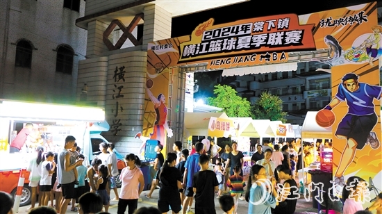 橫江“村BA”的賽場(chǎng)邊開(kāi)設(shè)了美食夜市，讓觀眾既能看球賽，也能品美食。