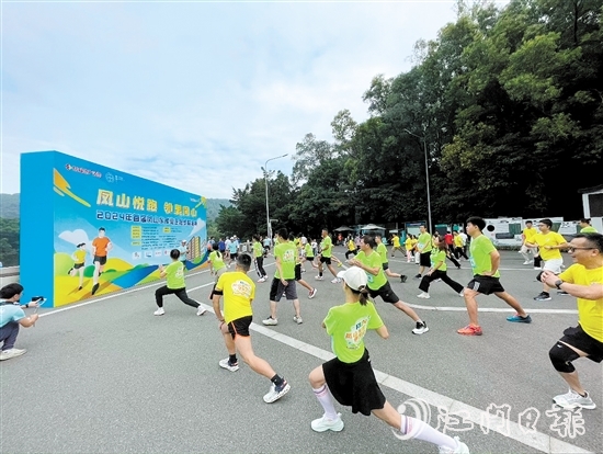 參賽者在工作人員的引導(dǎo)下進(jìn)行賽前熱身。