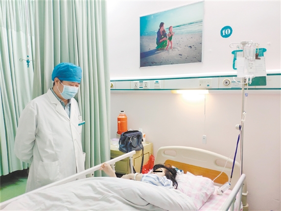 醫(yī)生詢問紅斑狼瘡患者身體情況。