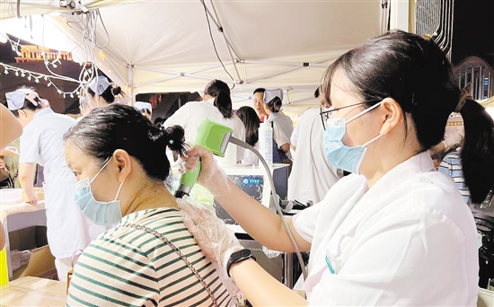 醫(yī)護(hù)人員變身“夜市攤主”，免費(fèi)為群眾提供中醫(yī)藥診療服務(wù)。