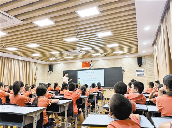 中醫(yī)藥專家走進(jìn)學(xué)校進(jìn)行中醫(yī)藥文化科普。