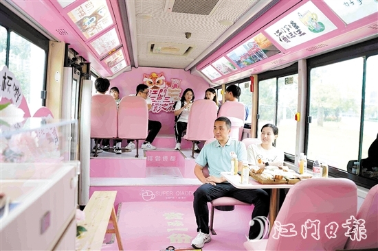 運動員和教練員乘坐“三點三下午茶”公交江海專線，感受江海魅力。