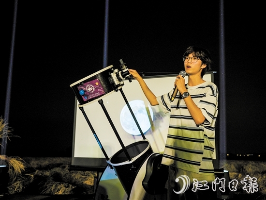 五邑大學(xué)學(xué)生帶來天文望遠(yuǎn)鏡，和當(dāng)?shù)卮迕褚黄鹩^星望月。