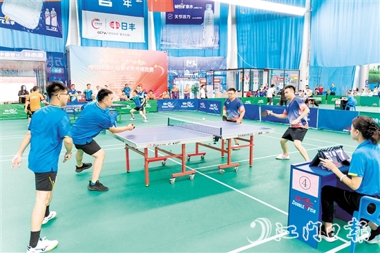 比賽現(xiàn)場(chǎng)，各隊(duì)伍競(jìng)爭(zhēng)激烈，參賽選手不時(shí)秀出精彩球技。