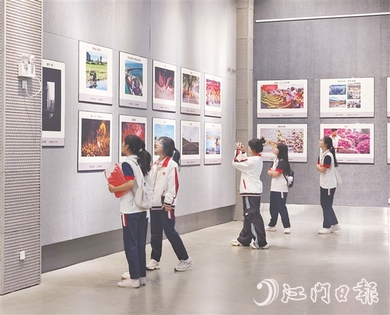 五邑大學經(jīng)濟管理學院學生們在觀展。