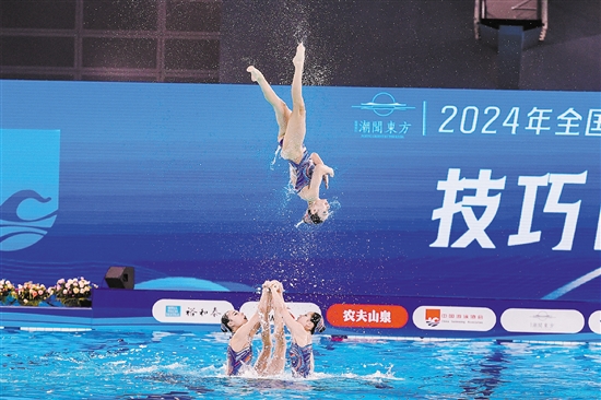 2024年全國花樣游泳錦標賽在江門完美收官。圖為運動員比賽精彩瞬間。