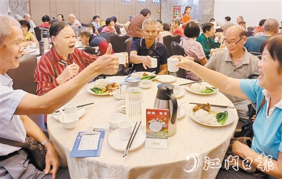 長者樂享舌尖上的幸福滋味。