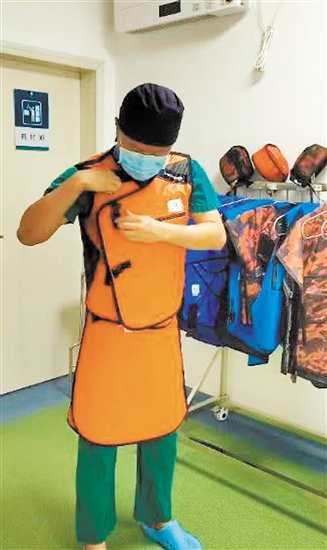 為了保護自己，每次進行介入手術(shù)前，醫(yī)生必須“全副武裝”。