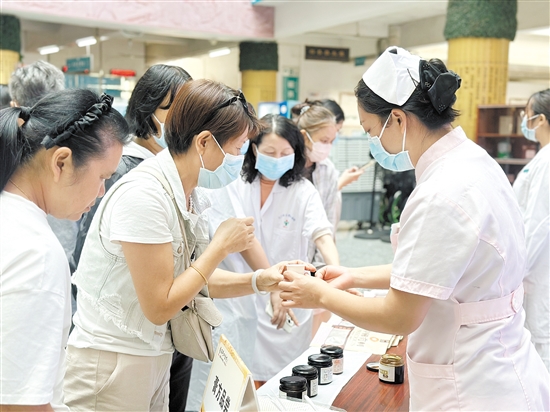 活動現(xiàn)場，市民在品嘗膏方。