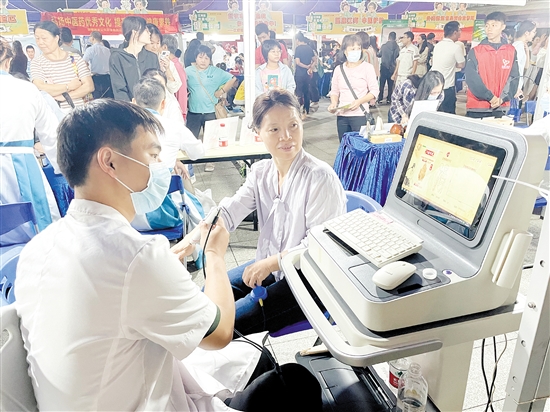 活動(dòng)現(xiàn)場，市民在進(jìn)行中醫(yī)人體經(jīng)絡(luò)檢測(cè)。